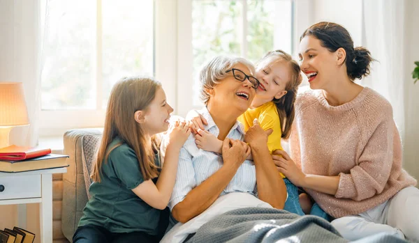 Hodné Holky Jejich Matka Babička Spolu Tráví Čas Doma — Stock fotografie