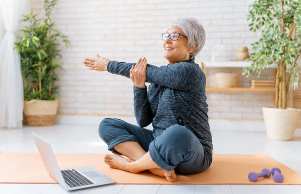 Senior Vrouw Activewear Kijken Naar Online Cursussen Laptop Tijdens Het — Stockfoto