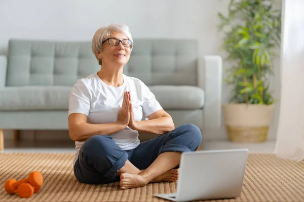 Senior Vrouw Activewear Kijken Naar Online Cursussen Laptop Tijdens Het — Stockfoto