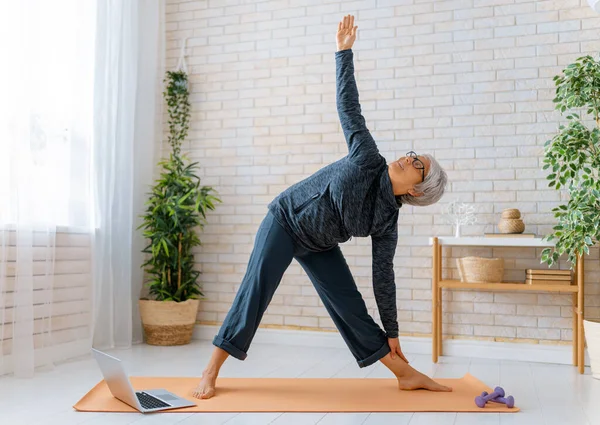 Senior Vrouw Activewear Kijken Naar Online Cursussen Laptop Tijdens Het — Stockfoto