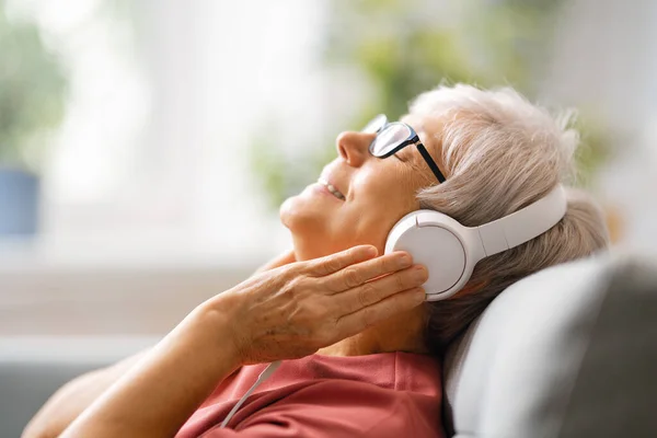 Mulher Sênior Ouvindo Música Fones Ouvido Sentados Sofá Sala Casa — Fotografia de Stock