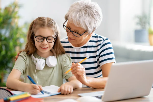 Zurück Zur Schule Glückliche Kinder Und Erwachsene Sitzen Schreibtisch Mädchen — Stockfoto