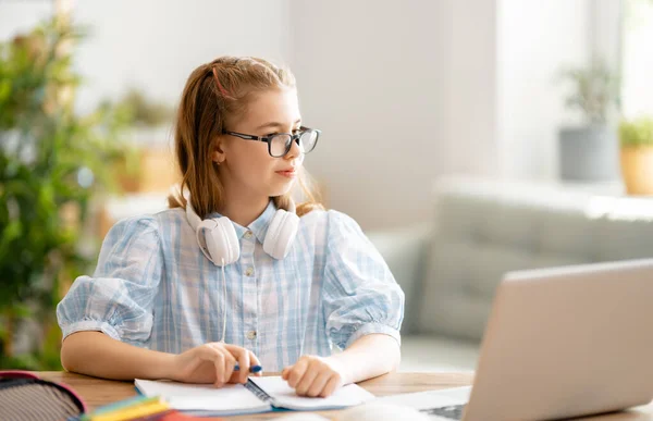 Zurück Zur Schule Glückliches Kind Sitzt Schreibtisch Mädchen Bei Hausaufgaben — Stockfoto