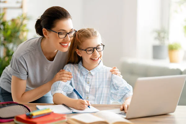 Volta Escola Criança Feliz Adulto Estão Sentados Mesa Menina Fazendo — Fotografia de Stock