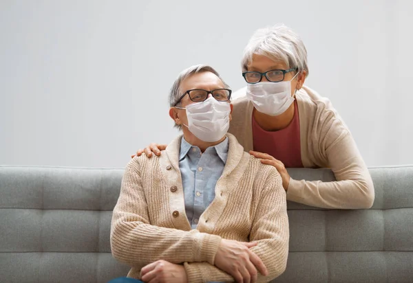 Oudere Echtparen Dragen Gezichtsmaskers Tijdens Een Coronavirus Griepuitbraak Virus Ziektebescherming — Stockfoto