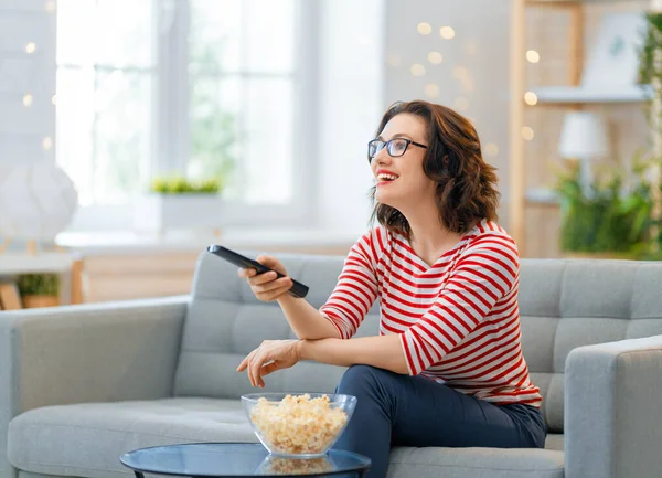 Junge Frau Vor Dem Fernseher Filme Mit Popcorn Mädchen Verbringen — Stockfoto