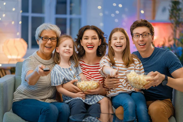 Glückliche Familie Die Abends Hause Projektor Fernseher Filme Mit Popcorn — Stockfoto