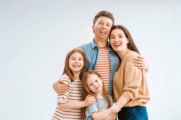 Gelukkige Liefdevolle Familie Moeder Vader Kinderen Dochters Witte Achtergrond — Stockfoto