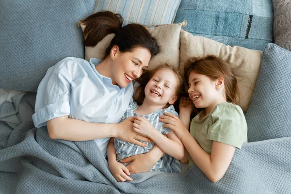 一个好女孩和她们的母亲喜欢阳光灿烂的早晨 在家里玩得很开心孩子们从睡梦中醒来 家人在卧室的床上玩耍 — 图库照片