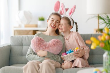 Paskalya günü tavşan kulağı takan şirin çocuklar. Boyalı yumurtalı kızlar.. 