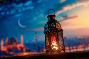 Gece arkaplanda yanan mumlu süs Arap feneri. Kutlama kartı, Müslüman kutsal ayı için davetiye Ramazan Kareem.