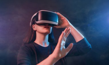 Metaverse teknoloji konsepti. Sanal gerçeklik gözlüklü kadın. Gelecekçi yaşam tarzı.