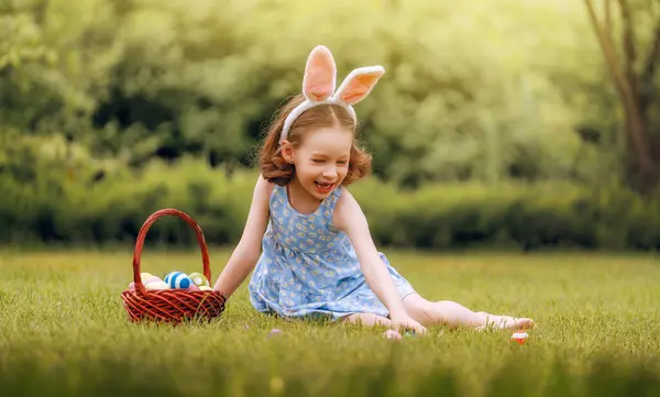 Belle Enfant Avec Peinture Des Œufs Extérieur Joyeuse Famille Célébrant — Photo