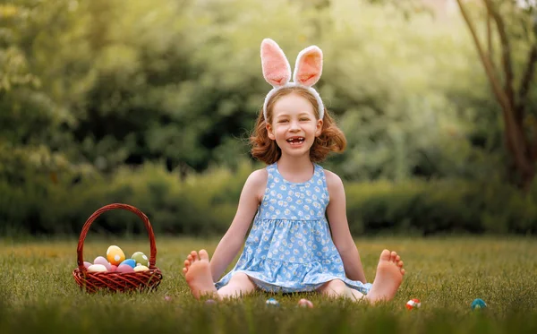 Belle Enfant Avec Peinture Des Œufs Extérieur Joyeuse Famille Célébrant — Photo