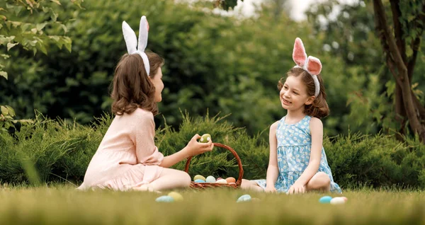 Beaux Enfants Avec Peinture Des Œufs Extérieur Joyeuse Famille Célébrant — Photo