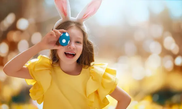 Açık Havada Yumurta Boyayan Güzel Bir Çocuk Doğada Paskalya Kutlayan — Stok fotoğraf