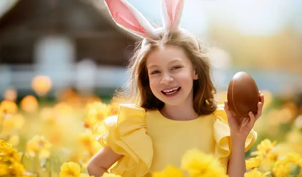 Çikolatalı Yumurtalı Güzel Bir Çocuk Doğada Paskalya Kutlayan Mutlu Bir — Stok fotoğraf