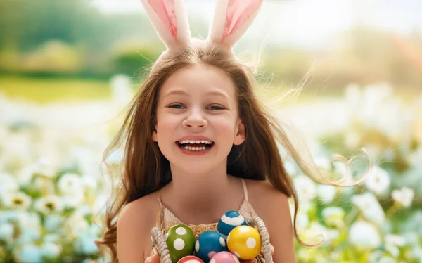 Açık Havada Yumurta Boyayan Güzel Bir Çocuk Doğada Paskalya Kutlayan — Stok fotoğraf