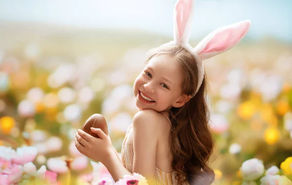 Çikolatalı Yumurtalı Güzel Bir Çocuk Doğada Paskalya Kutlayan Mutlu Bir — Stok fotoğraf