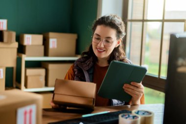Kadın envanter müdürü stokları kontrol ediyor. Depoda çalışan bir kadın.. 