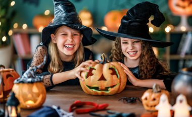 Cadı kostümlü iki kız Cadılar Bayramı 'nı kutluyor. Balkabaklı çocuklar