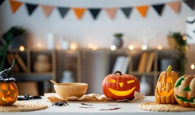 Masada evde kabak oyma. Mutlu aile Cadılar Bayramı için hazırlanıyor. 