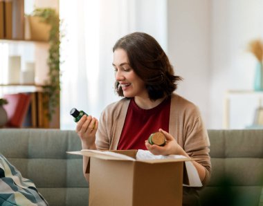 Kadın karton kutuları açıyor. Çevrimiçi alışveriş kavramı.