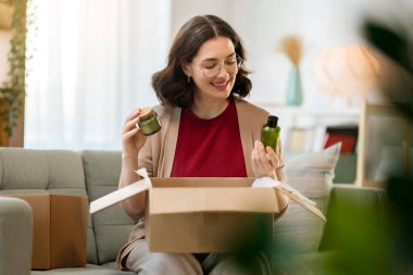Kadın karton kutuları açıyor. Çevrimiçi alışveriş kavramı.