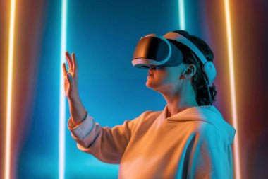 Metaverse teknoloji konsepti. Sanal gerçeklik gözlüklü kadın. Gelecekçi yaşam tarzı.