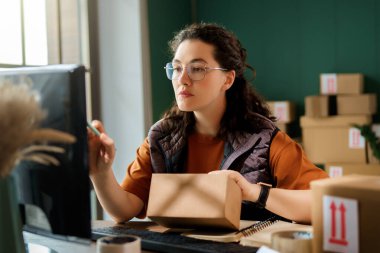 Kadın envanter müdürü stokları kontrol ediyor. Depoda çalışan bir kadın.. 