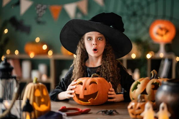 Cadı kostümlü kız Cadılar Bayramı 'nı kutluyor. Balkabaklı çocuk.