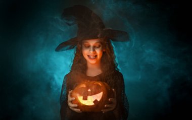 Kız cadı kostüm Cadılar Bayramı Balkabağı ile