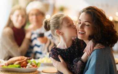 Şükran Günü, Sonbahar ziyafeti. Masada oturup bayramı kutlayan mutlu bir aile. Geleneksel yemek. Büyükanne ve torunlar..   