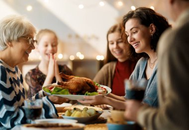Şükran Günü, Sonbahar ziyafeti. Masada oturup bayramı kutlayan mutlu bir aile. Geleneksel yemek. Büyükanne ve torunlar..   