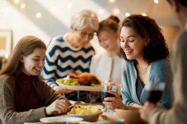 Şükran Günü, Sonbahar ziyafeti. Masada oturup bayramı kutlayan mutlu bir aile. Geleneksel yemek. Büyükanne ve torunlar..   