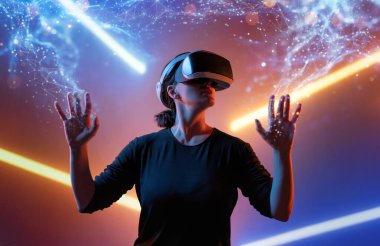 Metaverse teknoloji konsepti. Sanal gerçeklik gözlüklü kadın. Gelecekçi yaşam tarzı.