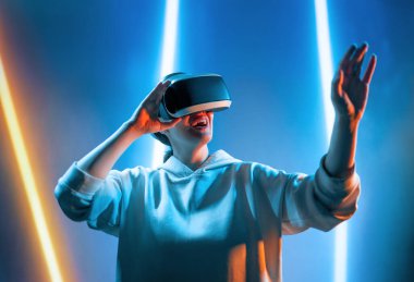 Metaverse teknoloji konsepti. Sanal gerçeklik gözlüklü kadın. Gelecekçi yaşam tarzı.