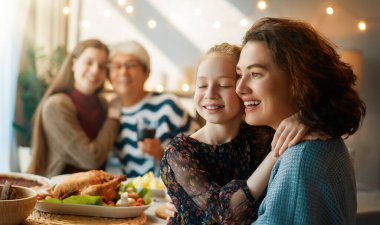 Şükran Günü, Sonbahar ziyafeti. Masada oturup bayramı kutlayan mutlu bir aile. Geleneksel yemek. Büyükanne ve torunlar..   