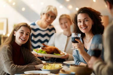 Şükran Günü, Sonbahar ziyafeti. Masada oturup bayramı kutlayan mutlu bir aile. Geleneksel yemek. Büyükanne ve torunlar..   