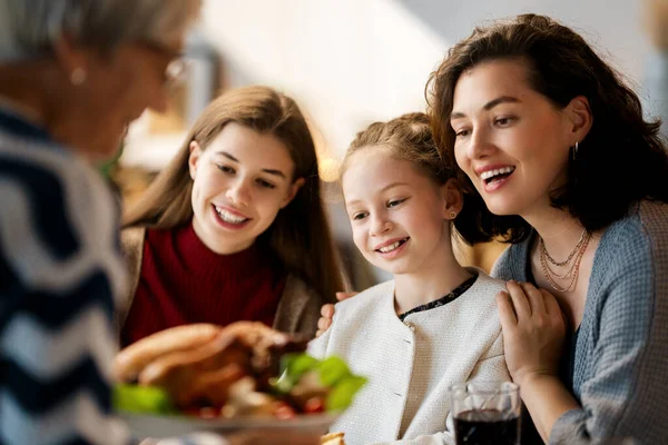 Şükran Günü, Sonbahar ziyafeti. Masada oturup bayramı kutlayan mutlu bir aile. Geleneksel yemek. Büyükanne ve torunlar..   