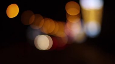 Gece şehir sokak bokeh arka plan, Defocused araba ışıklar, soyut renkli bokeh ışıklar