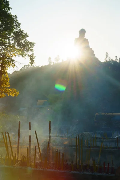 Bouddha géant au coucher du soleil Images De Stock Libres De Droits