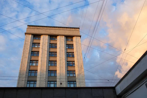 Weiches Sonnenuntergangslicht fällt auf das Gebäude — Stockfoto
