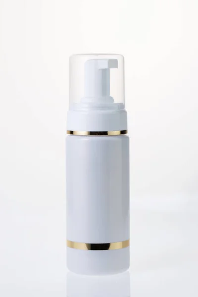Üres és tiszta fehér műanyag tároló üveg fehér háttér — Stock Fotó
