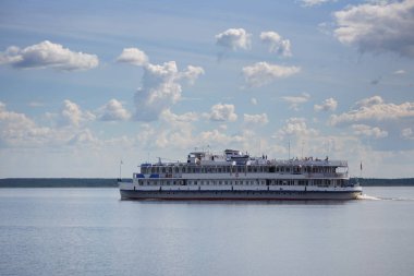 Büyük gemi gezisi Nehri üzerinde