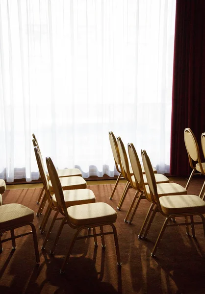 Conférence à espace ouvert avec chaises Images De Stock Libres De Droits