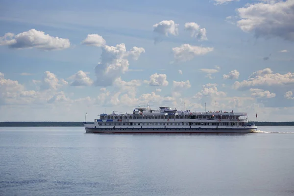 Grand voyage en bateau sur la rivière Image En Vente