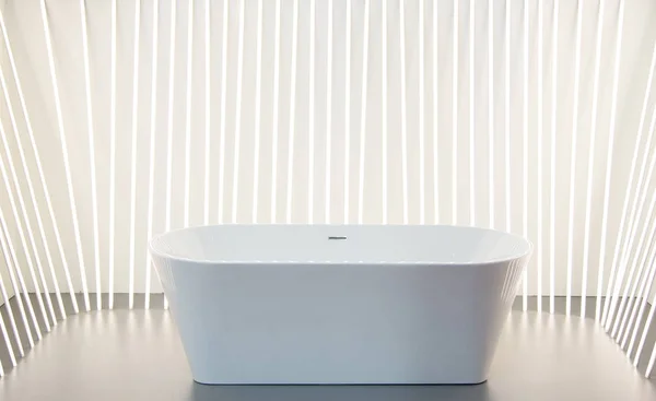 Beau bain blanc moderne avec des lumières LED autour Photo De Stock
