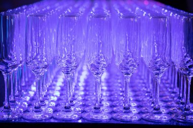 Masada şampanya bardağı, mavi renk ışıkları