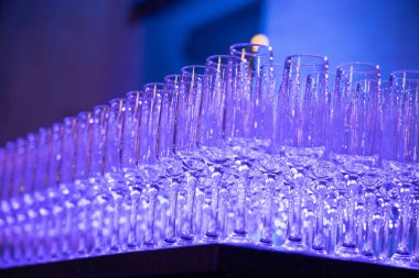 Masada şampanya bardağı, mavi renk ışıkları